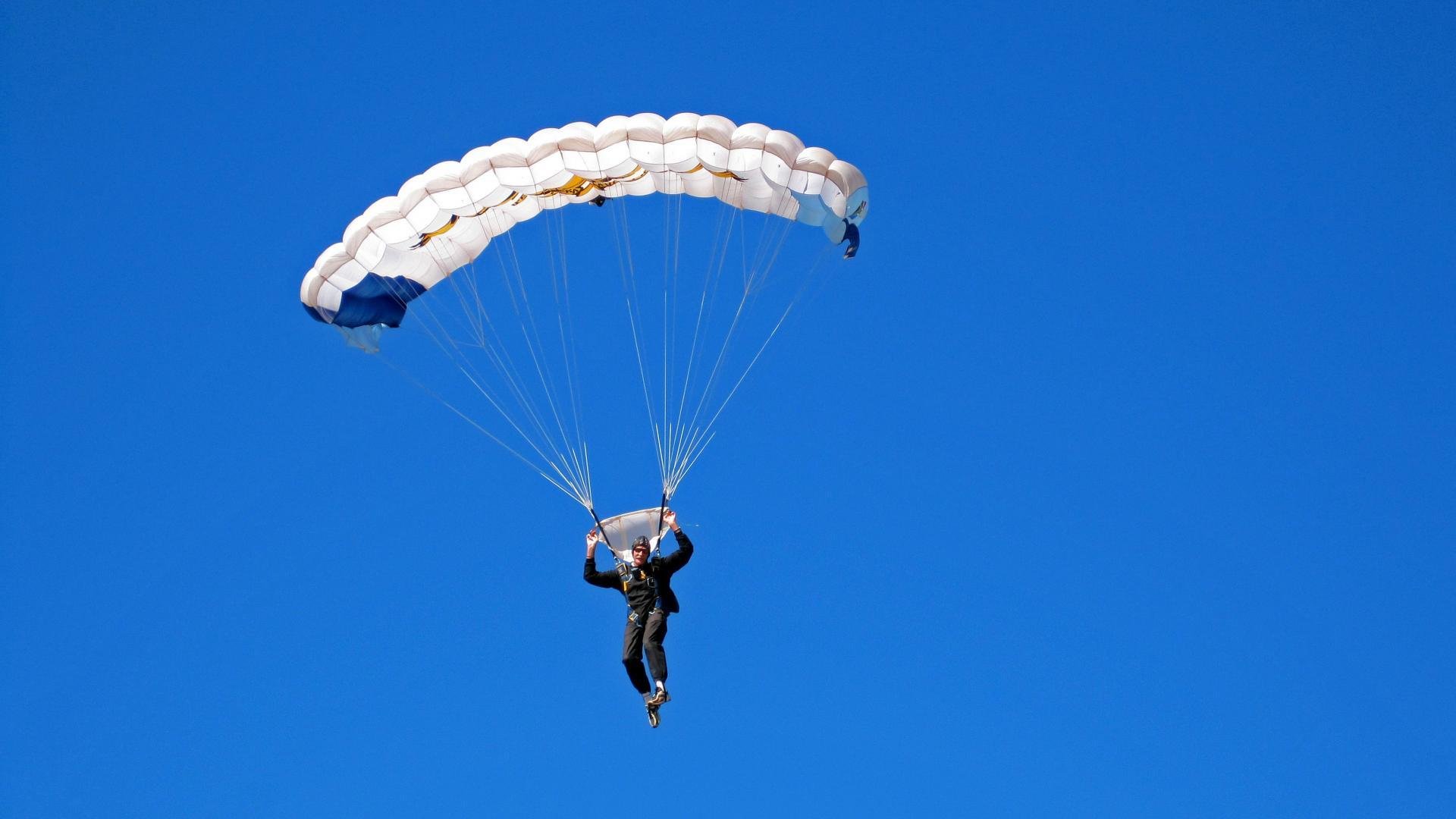 赛道上的逆袭，阿隆索关键制胜，索伯鏖战梅赛德斯