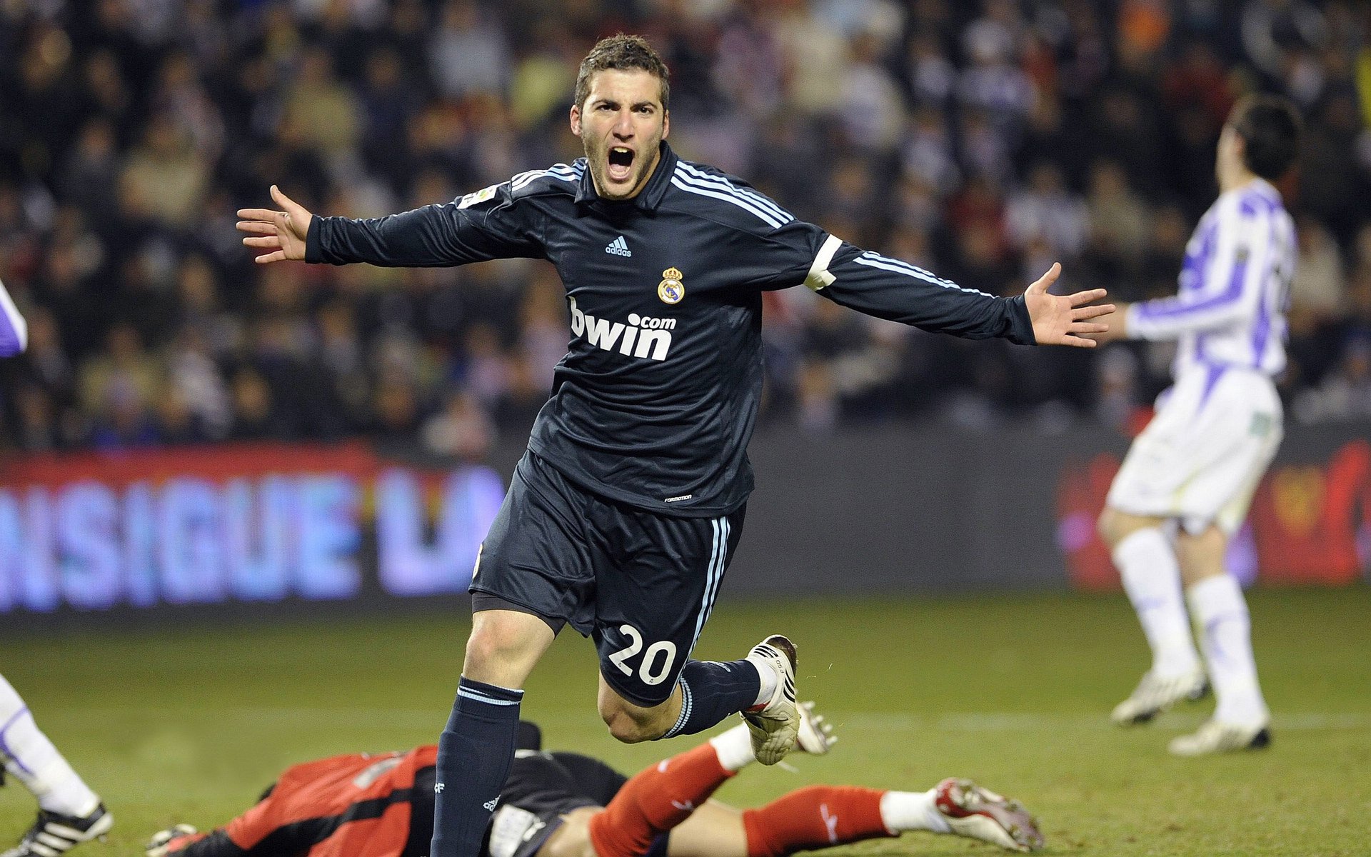 双线闪耀，利物浦横扫尤文，德布劳内高光表现诠释现代足球多元魅力